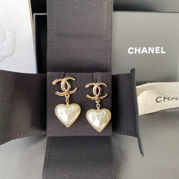 2024 REV CHANEL GOLD CC LOGO HEART SHAPE PEARLS DANGLE EARRINGS - Picture 4 of 11